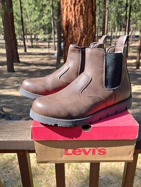 Levi's Brown Leather Chelsea Logg Boots with Black Elastic Panels Size 9M